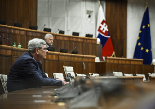 Parlament odvoláva ministra Suska, podľa opozície sa spreneveril justícii a rezignoval na boj proti korupcii (naživo)