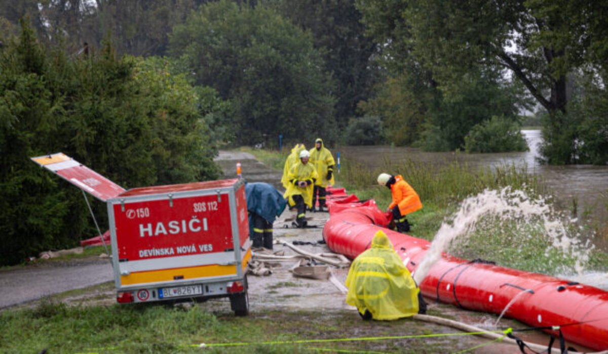 Štát odmení hasičov aj policajtov zasahujúcich pri septembrových povodniach viac ako dvomi miliónmi eur