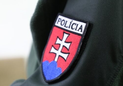 Poslanci navštívili oddelenie košickej polície, kde malo dôjsť k brutalite. Apelujú na kamery pre ochranu policajtov aj občanov