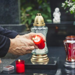 Počas Pamiatky zosnulých môžu veriaci získať odpustky návštevou cintorína a modlitbou