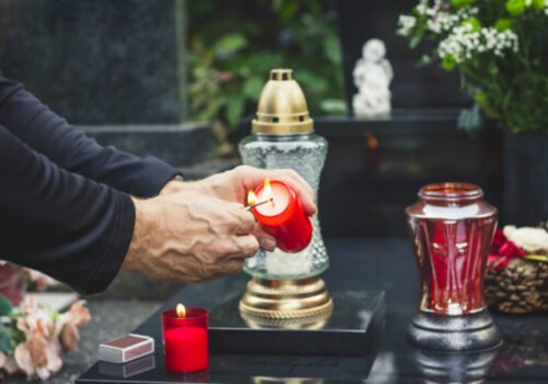 Na cintorínoch v Trnave zakázali zapaľovať sviečky, zákaz súvisí s aktuálnym počasím