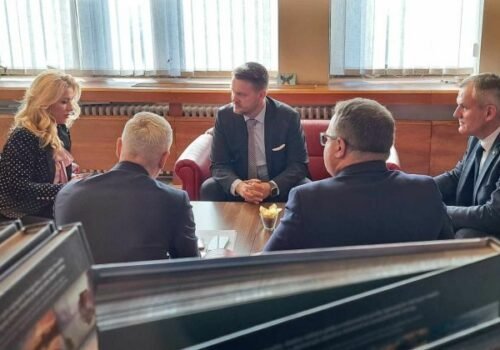 Poslanci Hlasu sa stretli s ministerkou Šimkovičovou pred hlasovaním o jej odvolaní, diskutovali o budúcnosti kultúrnej politiky