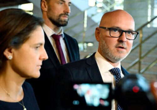 Opozícia reaguje na neúčasť huliakovcov na hlasovaní v parlamente, hovorí o rozpade vládnej koalície (video)