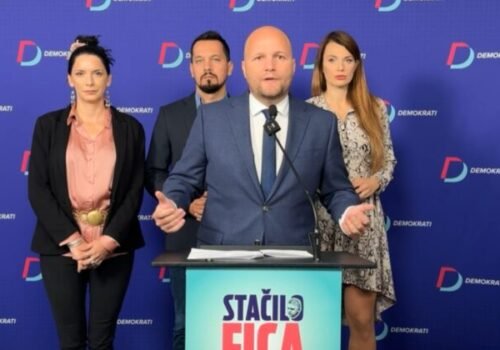 Fico namiesto riešenia problémov ľudí lieta na dovolenky s kontroverznými osobami a bez ochranky, tvrdia Demokrati (video)