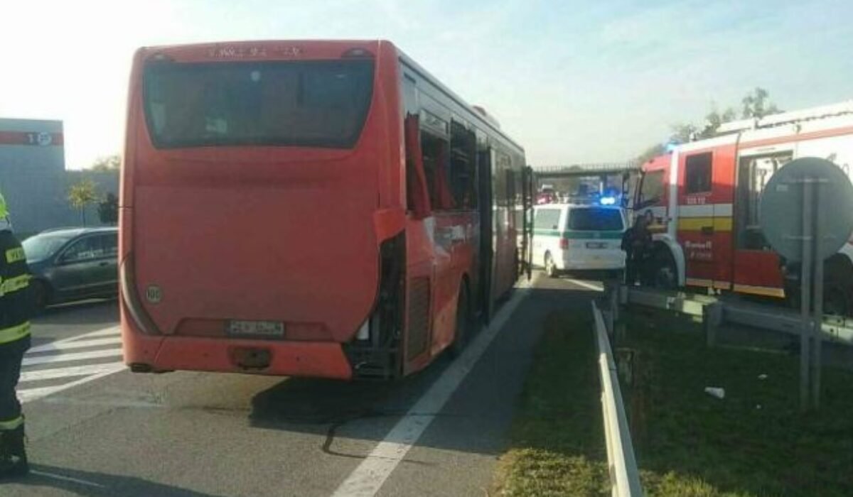 Kamión sa pri obci Lozorno zrazil s autobusom, nehoda si vyžiadala zranených (foto)