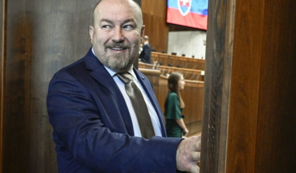 Huliak poprel akékoľvek špekulácie ohľadom nároku miesta v Rade STVR