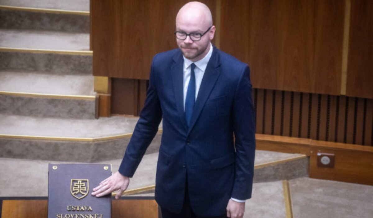 Dvořák: Vláda sa vysmieva do tváre všetkým, ktorí sa počas pandémie správali zodpovedne