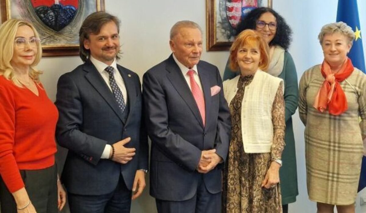 Bývalý prezident Schuster daroval prešovským čitateľom zbierku kníh, tvoria ju aj jeho vlastné tituly (foto)