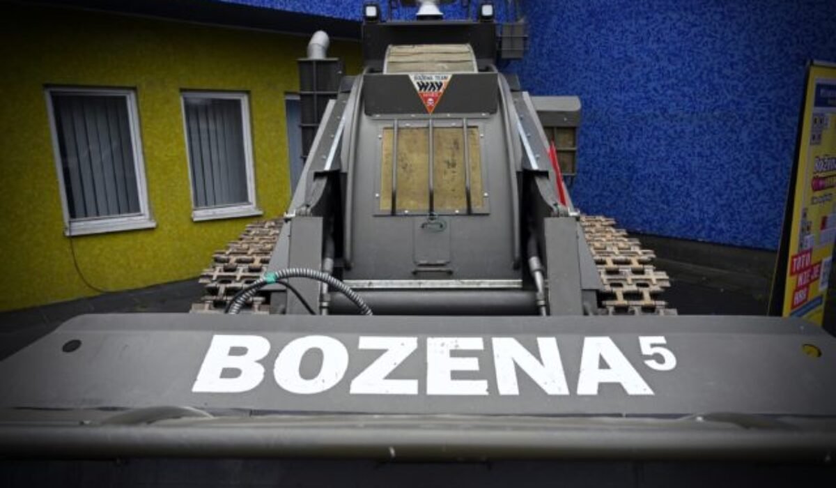 Odmínovací stroj Božena 5 už pomáha Ukrajine, vyzbieralo sa naň takmer 660-tisíc eur (video+foto)