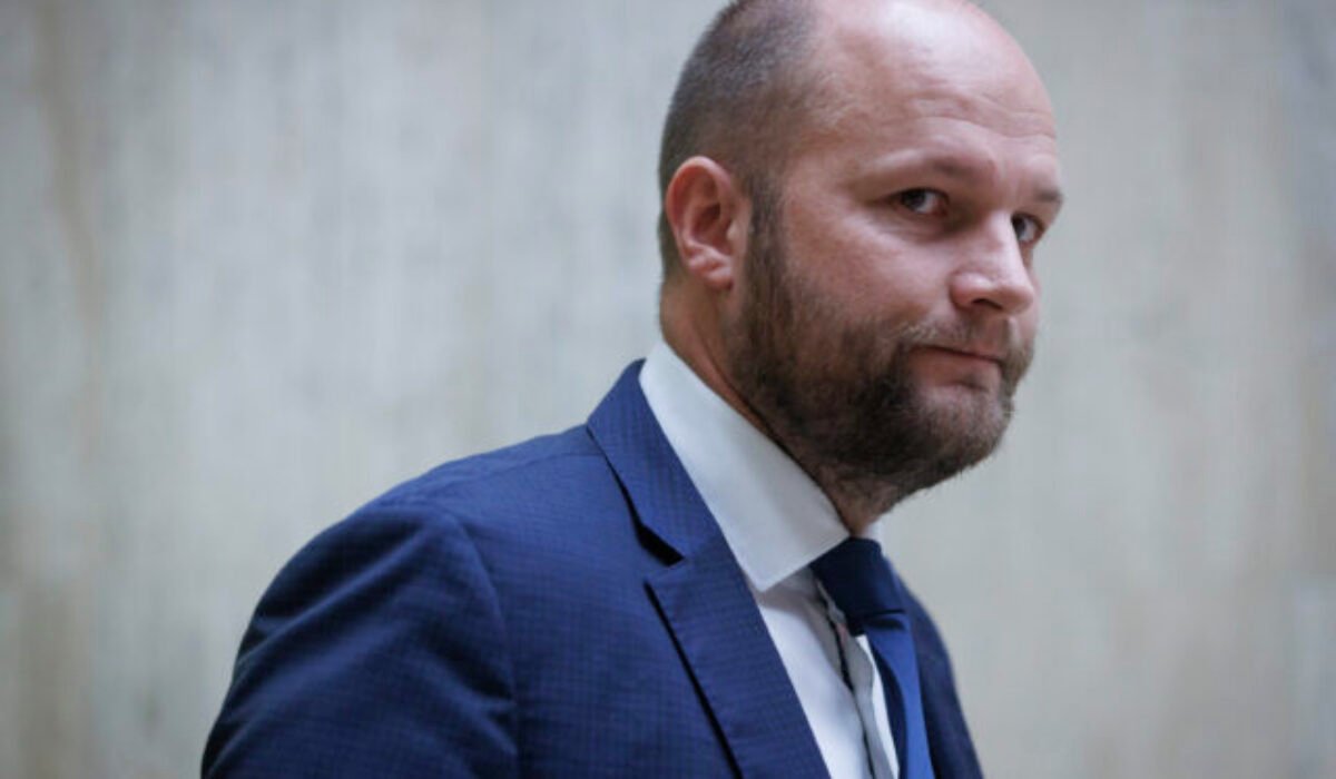 Pellegrini a minister Kaliňák majú modré knižky, ich nástup na vojenský výcvik je divadlo, tvrdí Naď – FOTO