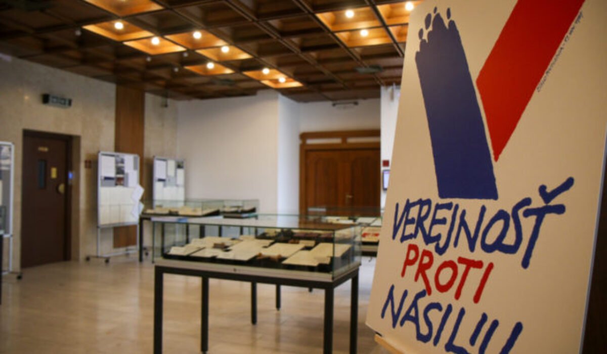 Tri opozičné strany chystajú na výročie Nežnej revolúcie zhromaždenie na bratislavskom Námestí SNP