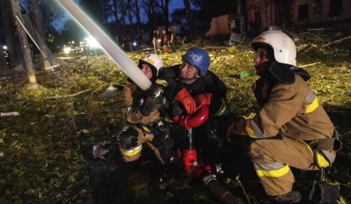 Ruský útok dronmi na mesto Mykolajiv zabil päť ľudí