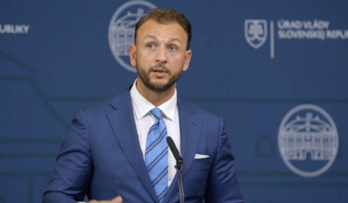 Orgány činné v trestnom konaní prešetrujú darovanie vojenského materiálu Ukrajine, Šutaj Eštok obviňuje Naďa (video)