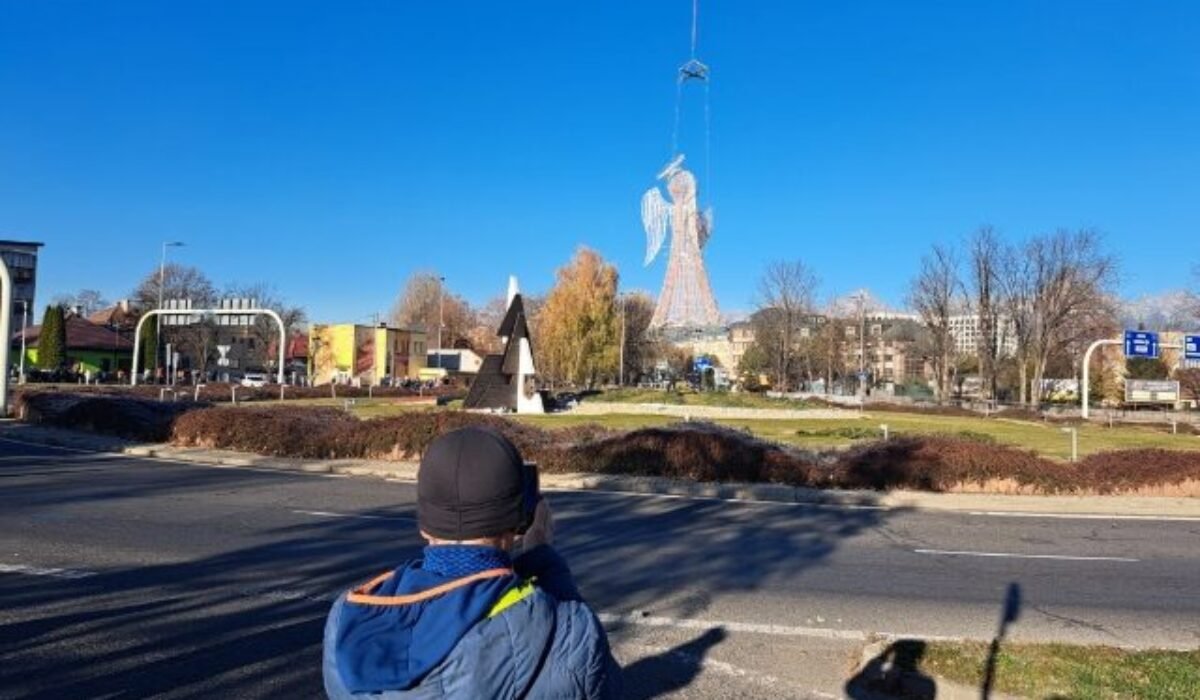 Poprad sa pýši trinásťmetrovým anjelom už šestnásty rok po sebe, na hlavný kruhový objazd ho priviezol vrtuľník (video+foto)