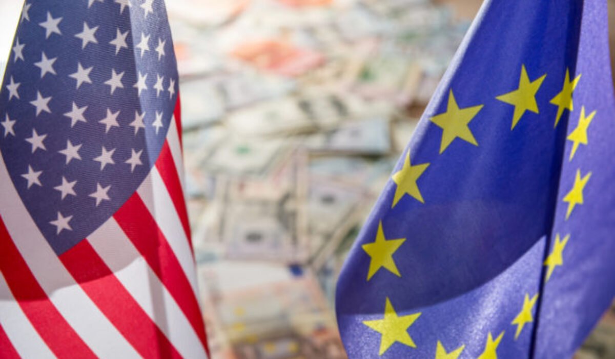 Americké voľby môžu výrazne ovplyvniť európsku ekonomiku, obchodné obmedzenia predstavujú riziko pre rast aj infláciu