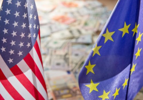 Americké voľby môžu výrazne ovplyvniť európsku ekonomiku, obchodné obmedzenia predstavujú riziko pre rast aj infláciu