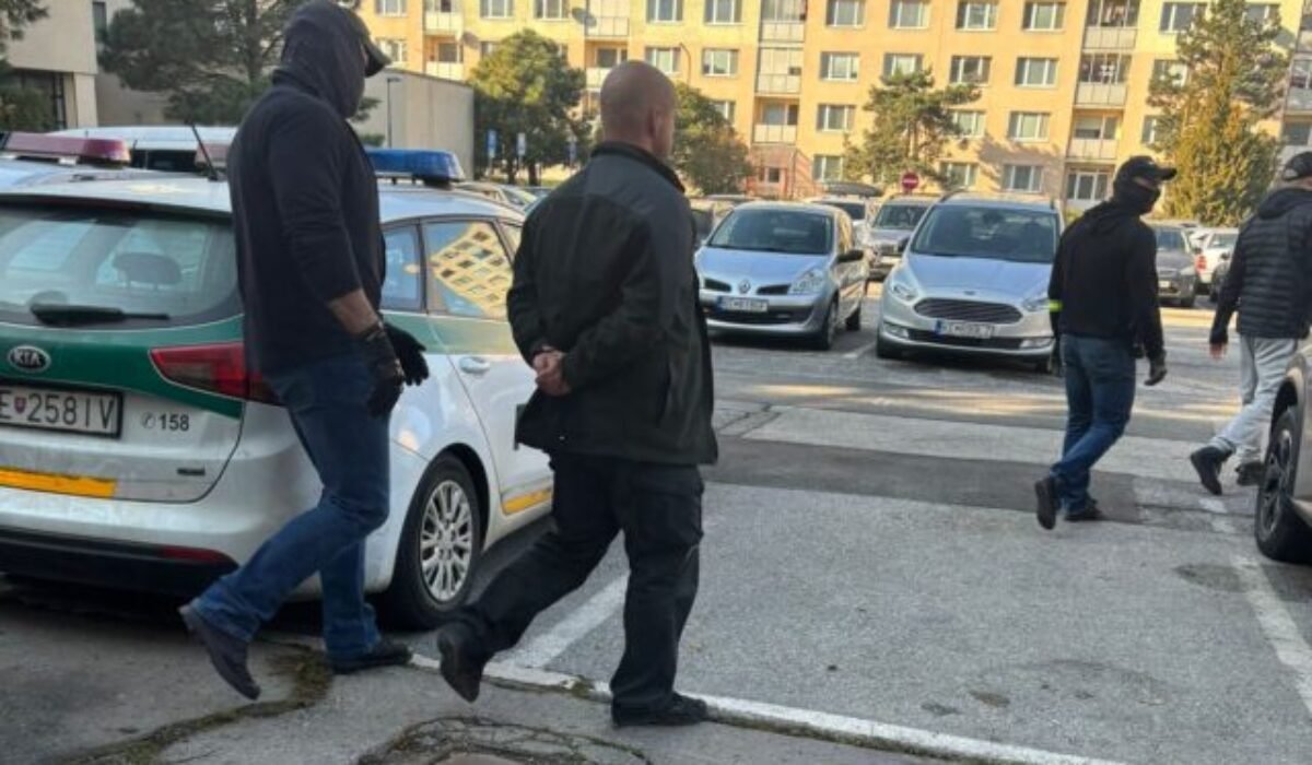 Úrad inšpekčnej služby počas akcie zadržal dvoch policajtov, jeden čelí obvineniu zo zabitia zaistenej osoby