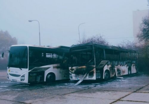 V Poltári vyhoreli dva autobusy patriace SAD Lučenec, škoda bola odhadnutá na 200-tisíc eur (foto)