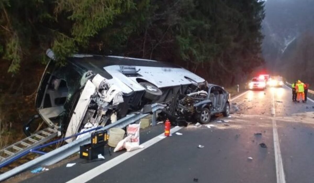 Pri Párnici došlo k vážnej nehode autobusu s autom, cesta je prejazdná len v jednom pruhu (foto)