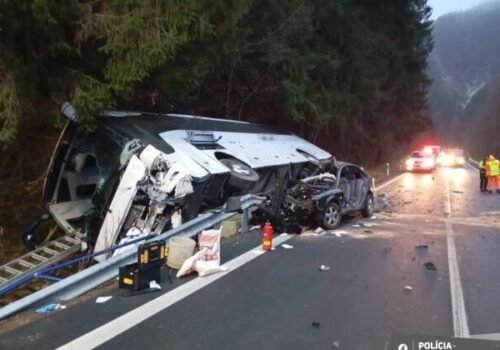 Pri Párnici došlo k vážnej nehode autobusu s autom, cesta je prejazdná len v jednom pruhu (foto)