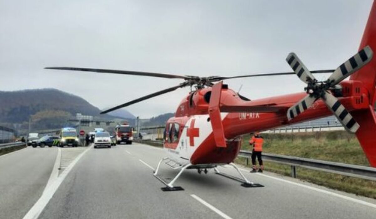 Pri dopravnej nehode dvoch áut sa zranilo niekoľko osôb, na mieste museli zasahovať aj leteckí záchranári