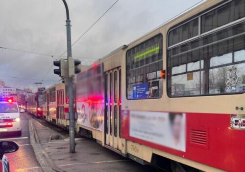 Dôchodkyňu v Bratislave zrazila električka, cez priechod pre chodcov prechádzala na červenú (foto)