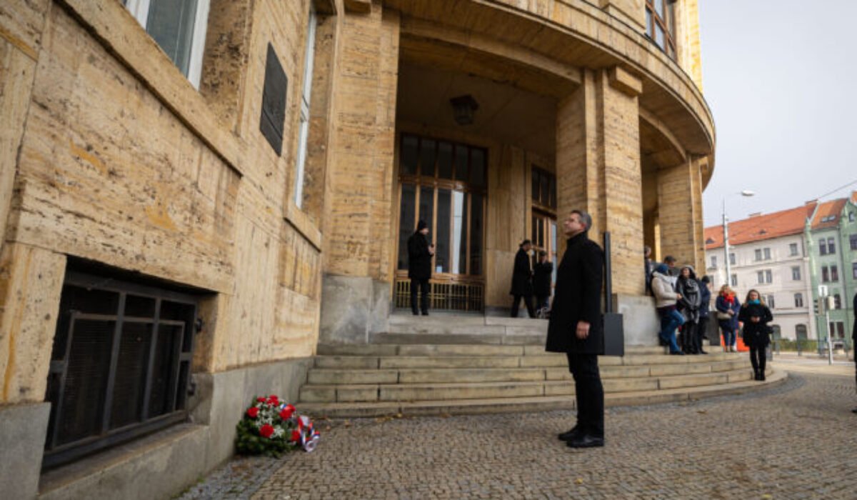Nežnej revolúcii doposiaľ nebola venovaná patričná vedecká pozornosť, ÚPN sa jej však venuje systematicky