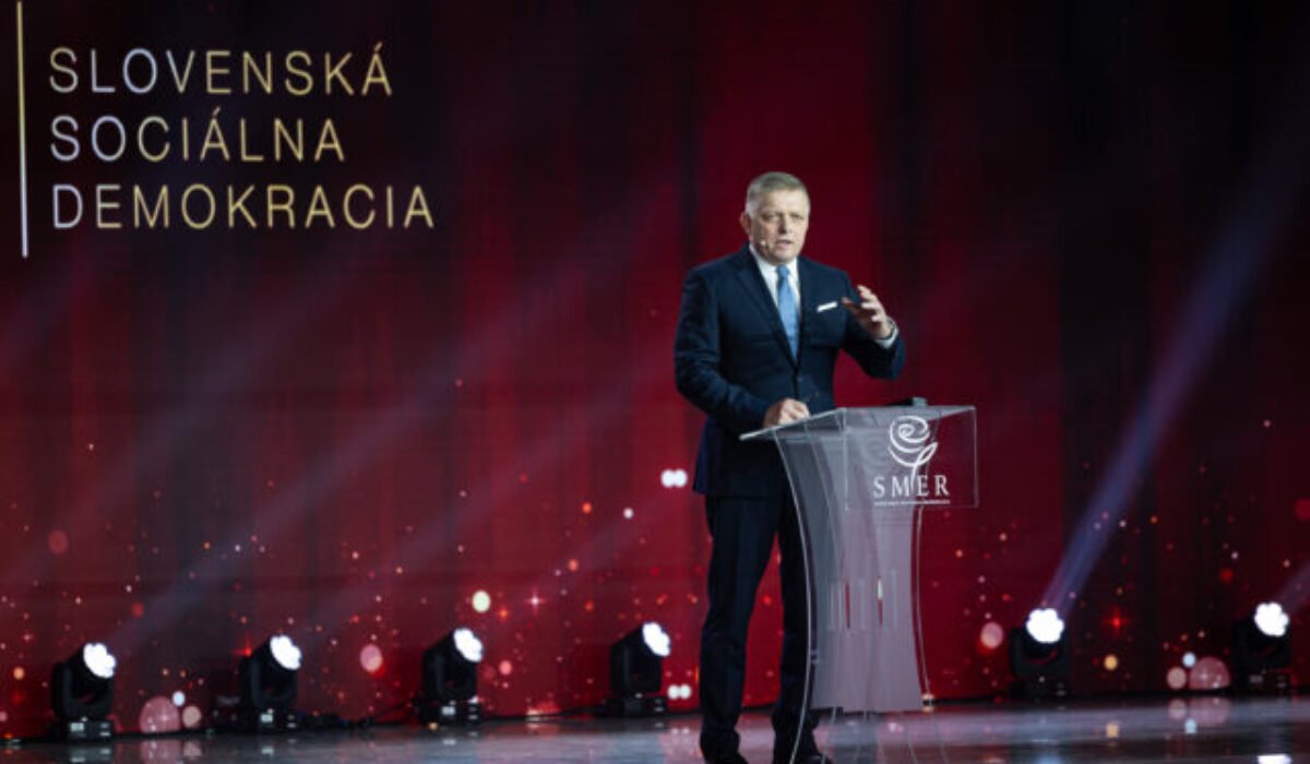 Premiér Fico odmieta udržiavať vládnu väčšinu rešpektovaním politického vydierania, vyhlásil na oslavách Smeru