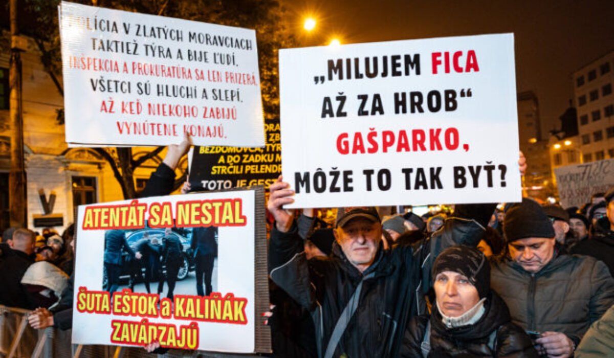 Dav kričal dosť bolo Fica a Korčok poslal vláde odkaz. V Bratislave protestovalo 17-tisíc ľudí (video)