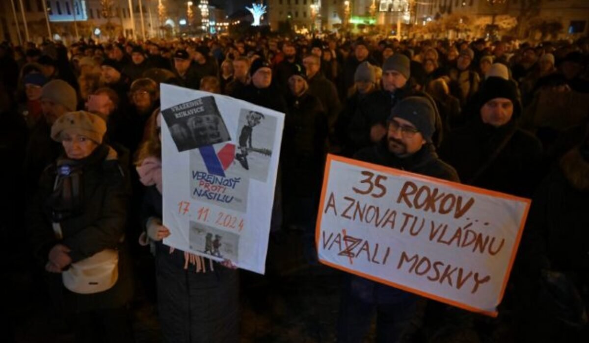 Občianska spoločnosť si nenechá vziať 17. november, Nežnú revolúciu si pripomenuli aj v Paríži (foto)