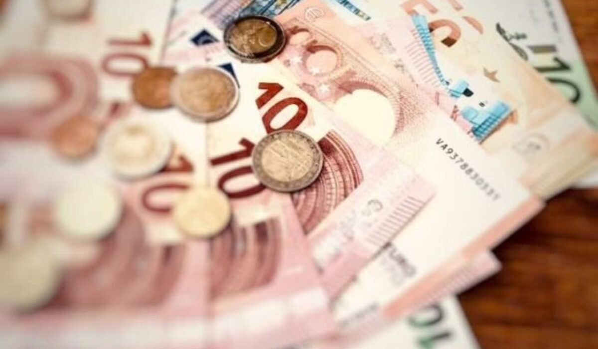 Dopravný policajt prichytený pri úplatku je obvinený v ďalších prípadoch, doma mu našli takmer 55-tisíc eur