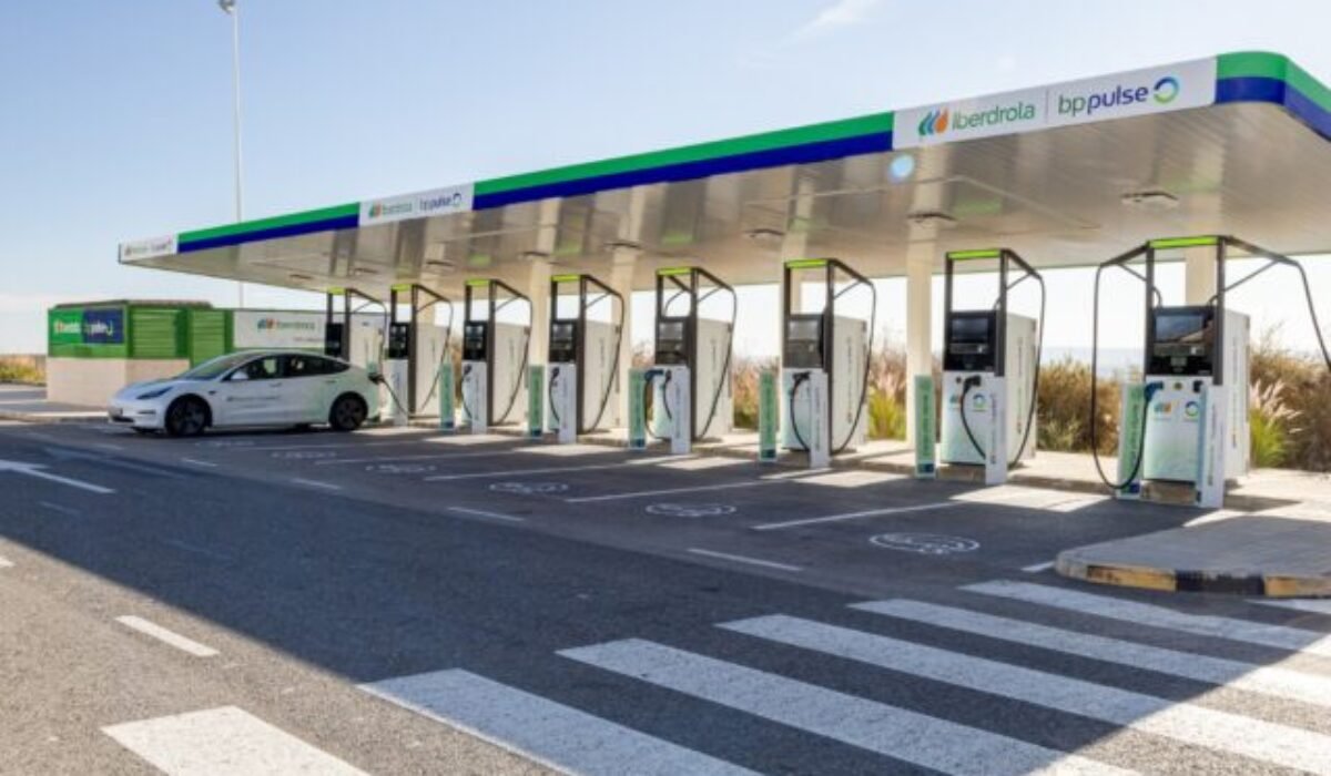 Elektromobilita: DKV Mobility rozširuje svoju sieť nabíjacích miest pre elektromobily o viac ako 550 nabíjacích miest v Španielsku
