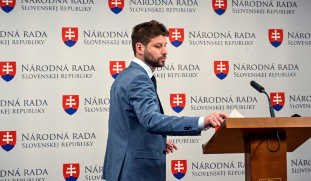 Progresívci vyzývajú Rašiho, aby sa zasadil o zmrazenie platov poslancov – VIDEO