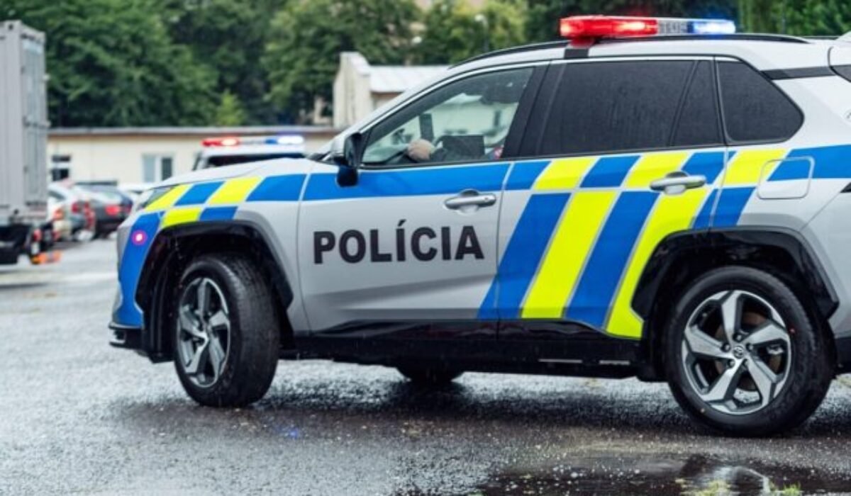 Na diaľnici D1 v smere z Bratislavy do Trnavy je obmedzená cestná premávka, polícia odstraňuje následky nehody
