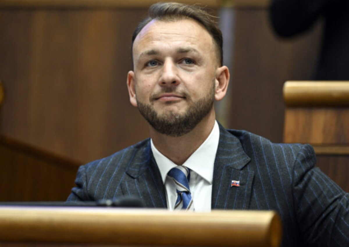 Opozícia kritizuje 40-miliónový tender na poradcov, Šutaja Eštoka žiada o jeho zrušenie aj o vysvetlenie – VIDEO