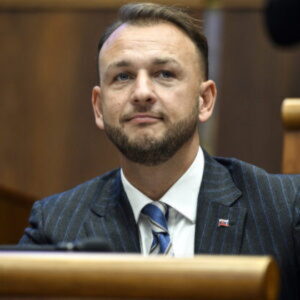 Opozícia kritizuje 40-miliónový tender na poradcov, Šutaja Eštoka žiada o jeho zrušenie aj o vysvetlenie – VIDEO