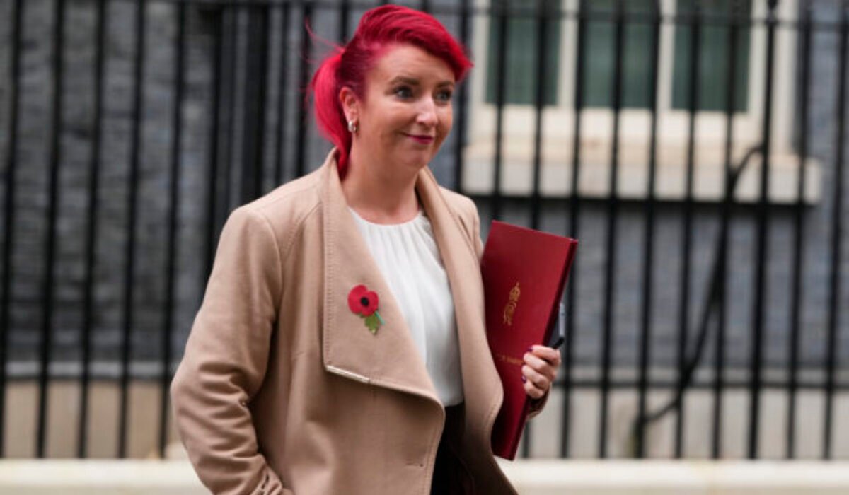 Britská ministerka dopravy odstúpila, pred desaťročím sa priznala, že podvodne nahlásila stratu pracovného telefónu
