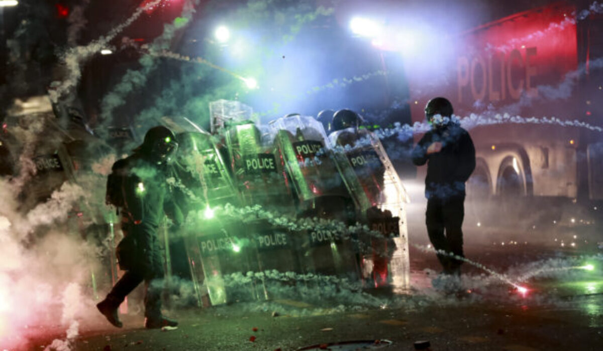 Demonštrácie v Gruzínsku po prerušení rokovaní s EÚ pokračujú, počas protestov zadržali 43 ľudí – FOTO