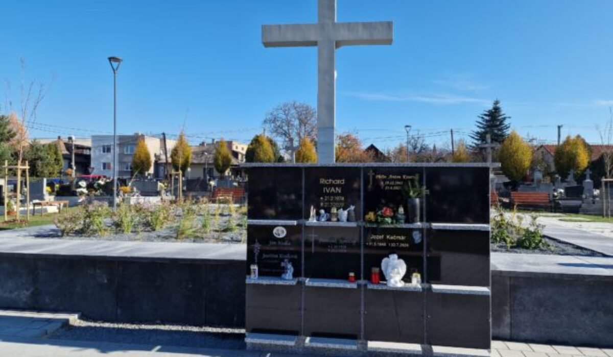 V Ľuboticiach dokončili ďalšiu etapu rekonštrukcie cintorína, pribudlo nové osvetlenie aj dlažba (foto)