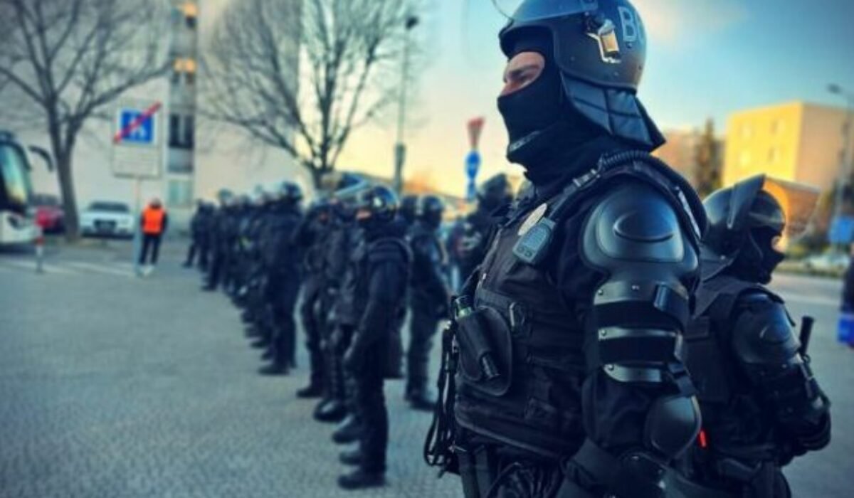 Polícia dohliadne na bezpečnosť počas zápasu Slovana proti Záhrebu, uzavrie aj niektoré ulice