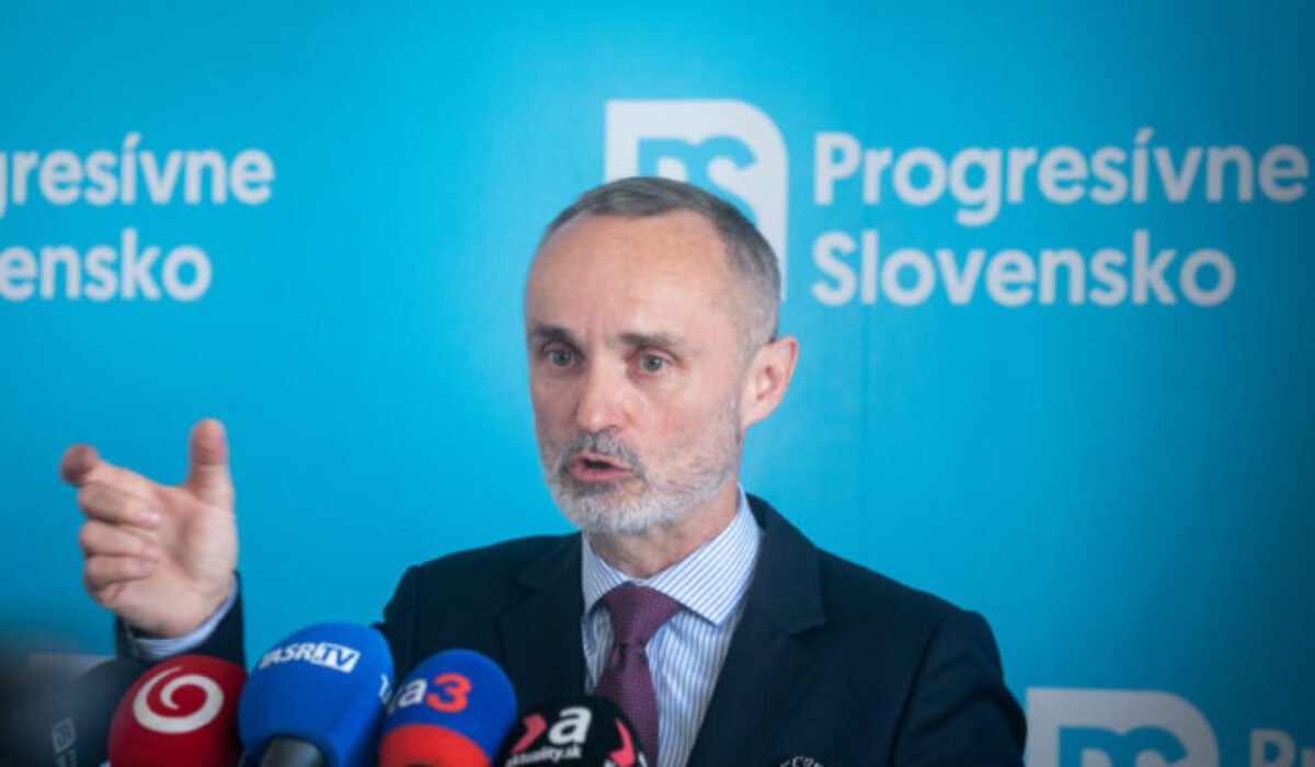 Ministerstvo obrany nakupuje nové obrnené vozidlá za milióny bez komunikácie a plánu, kritizuje Valášek