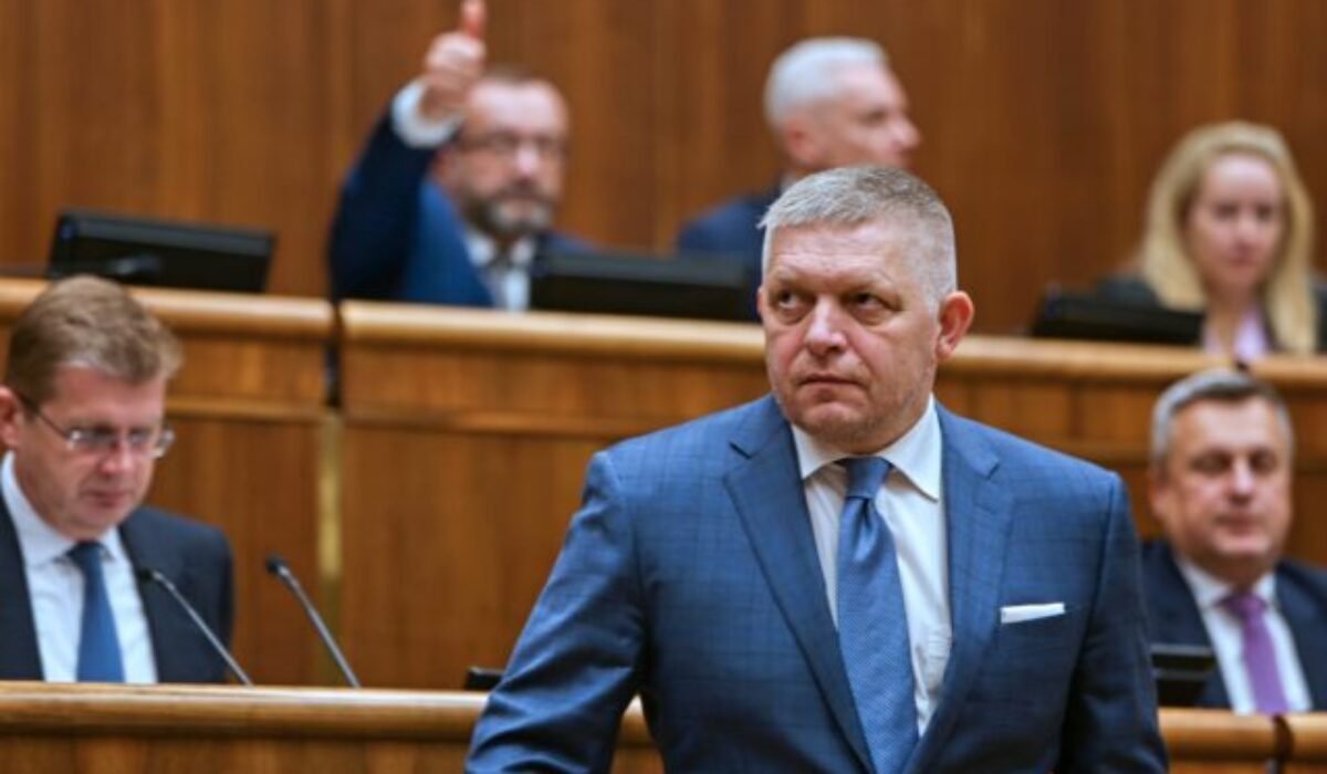 Slovensko je v prípade vojny na Ukrajine vhodnou krajinou na mierové rokovanie, tvrdí premiér Fico – VIDEO