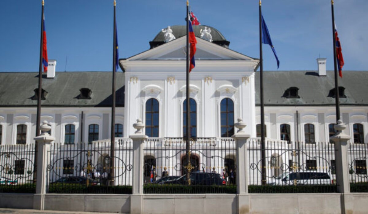 Prezidentský palác sa na jednu noc stane galériou, projekcia insitného umenia oživí jeho priečelie