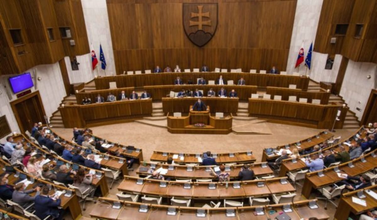 Nadácia Zastavme korupciu vyzýva poslancov, aby nepodporili novelu zákona o štátnej službe