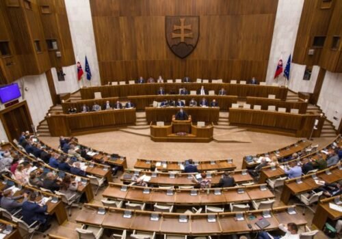 Nadácia Zastavme korupciu vyzýva poslancov, aby nepodporili novelu zákona o štátnej službe