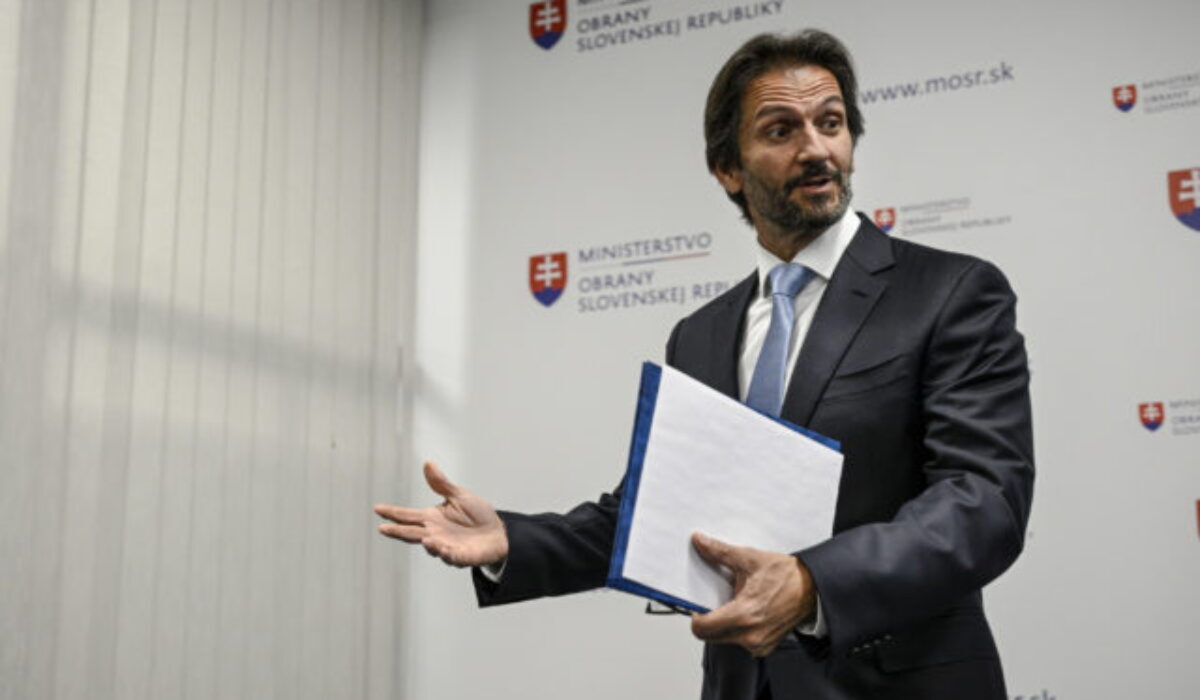 Ministerstvo sa bude rozhodovať medzi vrtuľníkmi Viper a Black Hawk, podľa Krúpu sa Kaliňák prikloní k druhej ponuke – VIDEO