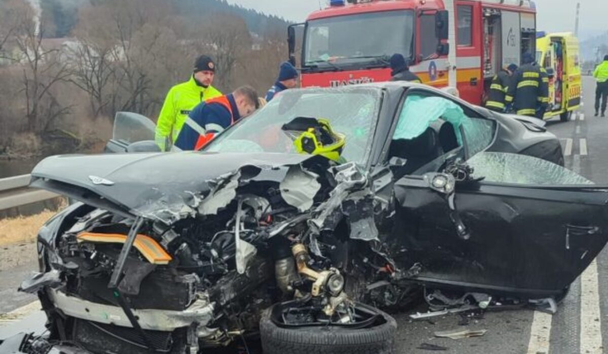 Cudzinec v Bentley obiehal kolónu a vrazil do oproti idúceho auta. Vodič Fordu zrážku neprežil – FOTO