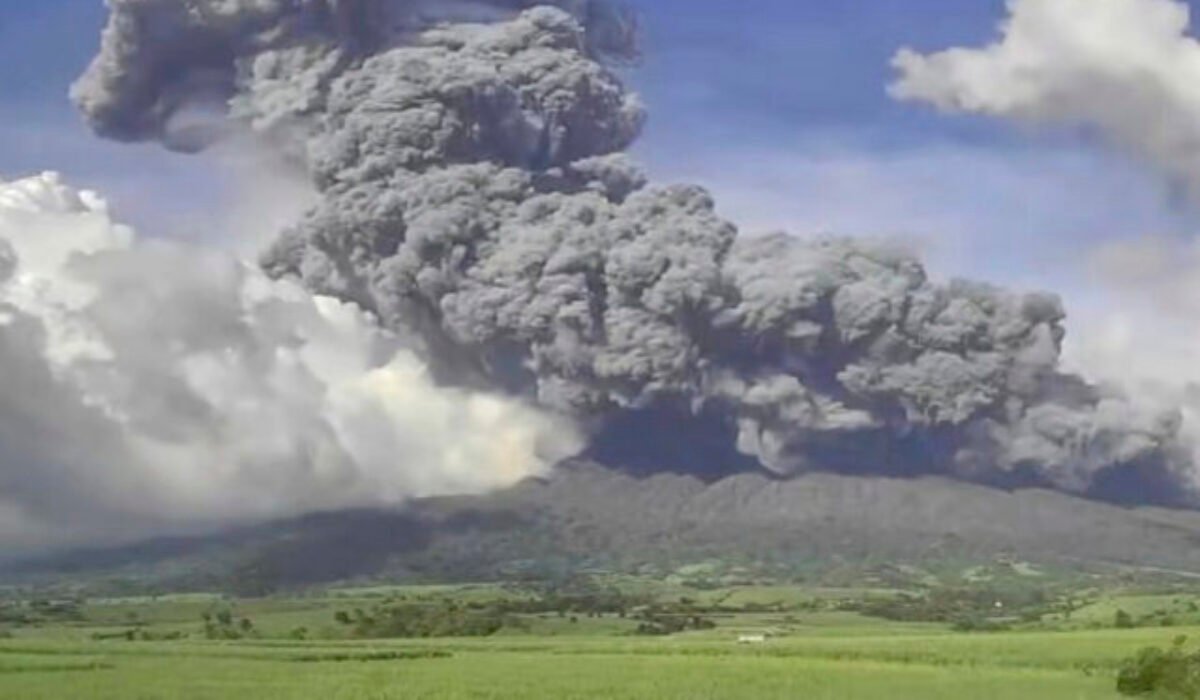 Pre erupciu sopky na Filipínach evakuovali približne 87-tisíc ľudí