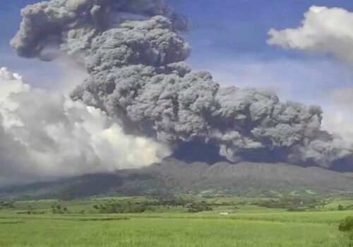 Pre erupciu sopky na Filipínach evakuovali približne 87-tisíc ľudí
