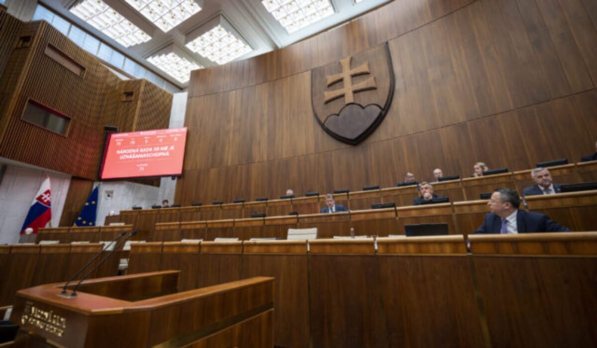 Ministerstvá neplnia uznesenia a mimovládky sú v právnej neistote, komora vystríha pred problémami